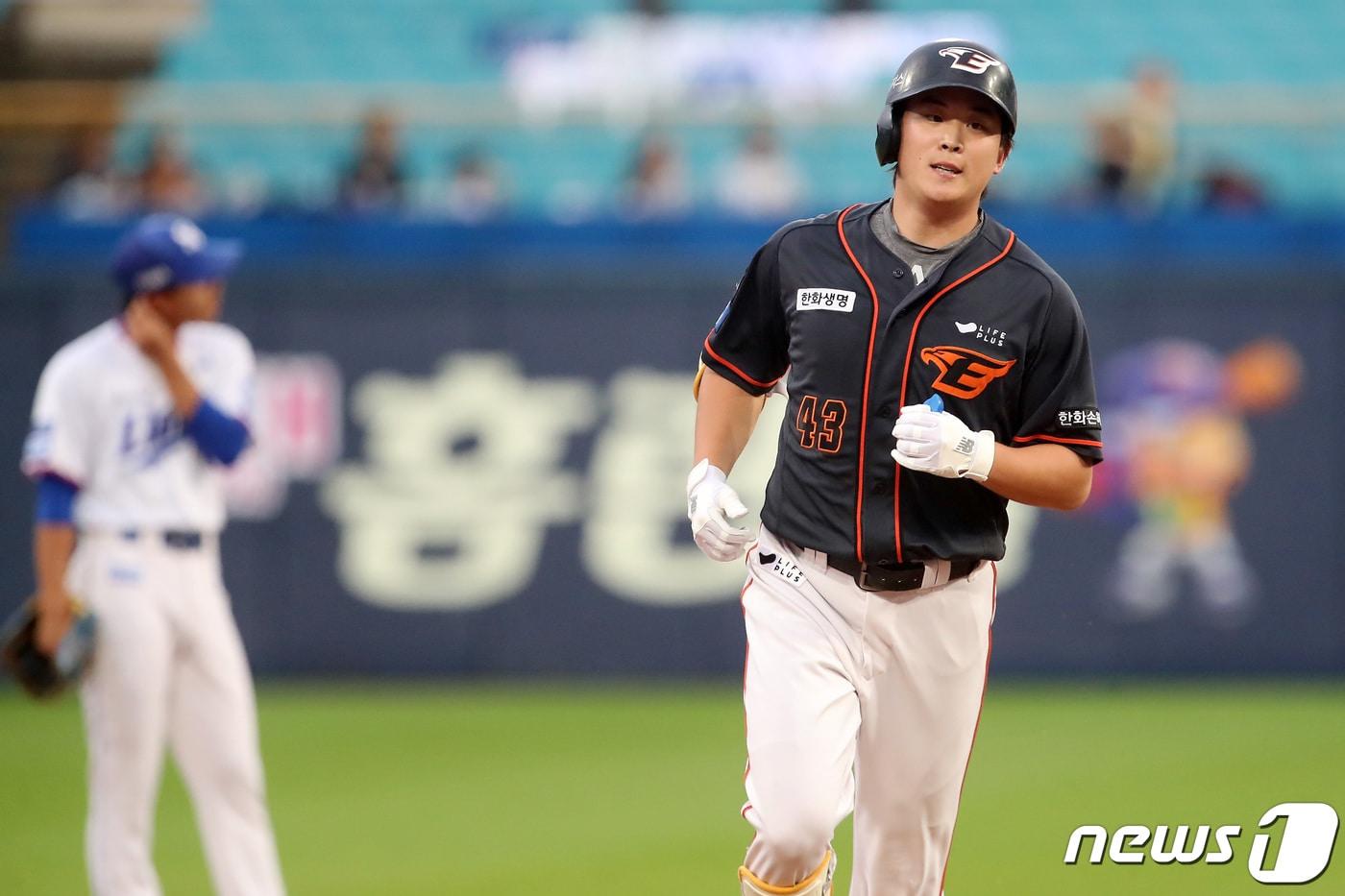 본문 이미지 - 30일 오후 대구 삼성라이온즈파크에서 열린 프로야구 '신한은행 SOL 2023 KBO리그' 한화 이글스와 삼성 라이온즈의 경기, 2회초 선두타자로 나온 한화 7번타자 정은원이 우월 솔로홈런을 때린 뒤 홈으로 향하고 있다. 2023.6.30/뉴스1 ⓒ News1 공정식 기자