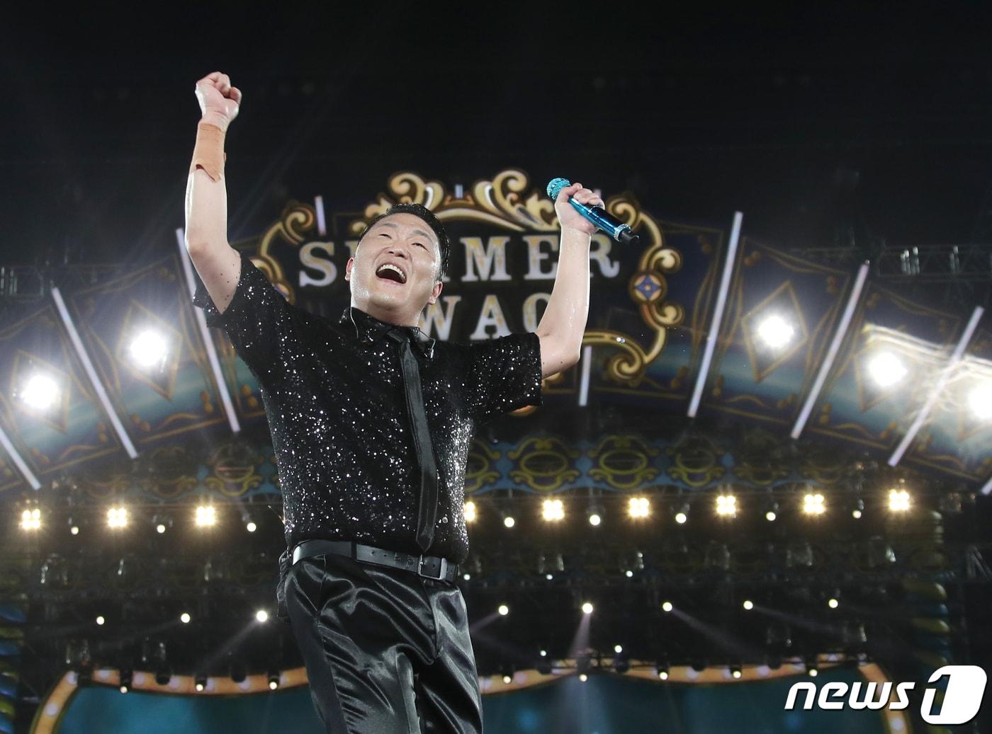 본문 이미지 - 가수 싸이가 30일 서울 잠실 주경기장에서 가진 &#39;싸이 흠뻑쇼 SUMMER SWAG 2023&#39;에서 화려한 무대를 선보이고 있다. 2023.6.30/뉴스1 ⓒ News1 권현진 기자