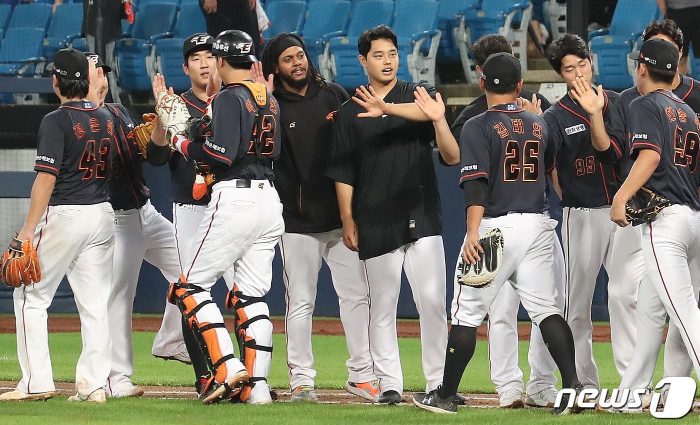 본문 이미지 - 30일 오후 대구 삼성라이온즈파크에서 열린 프로야구 '신한은행 SOL 2023 KBO리그' 한화 이글스와 삼성 라이온즈의 경기, 6대 1 승리를 거두며 18년 만에 팀 7연승을 달성한 한화 선수들이 기뻐하고 있다. 2023.6.30/뉴스1 ⓒ News1 공정식 기자