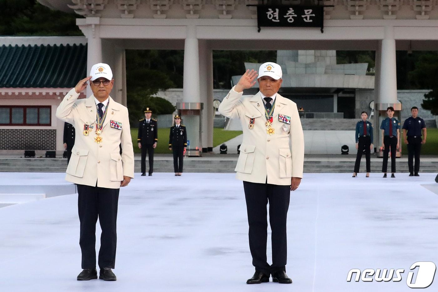본문 이미지 - '제복-한복 패션쇼 자락을 펴다'에서 6.25 참전 유공자들이 제복을 입고 런웨이를 걸으며 인사하고 있다./뉴스1 ⓒ News1 이승배 기자
