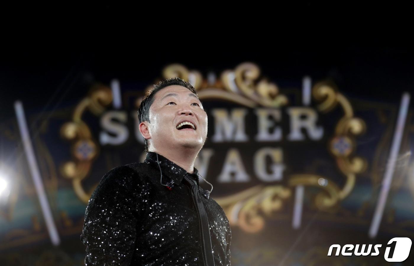 본문 이미지 - 가수 싸이가 30일 서울 잠실 주경기장에서 가진 '싸이 흠뻑쇼 SUMMER SWAG 2023'에서 화려한 무대를 선보이고 있다. 2023.6.30/뉴스1 ⓒ News1 권현진 기자