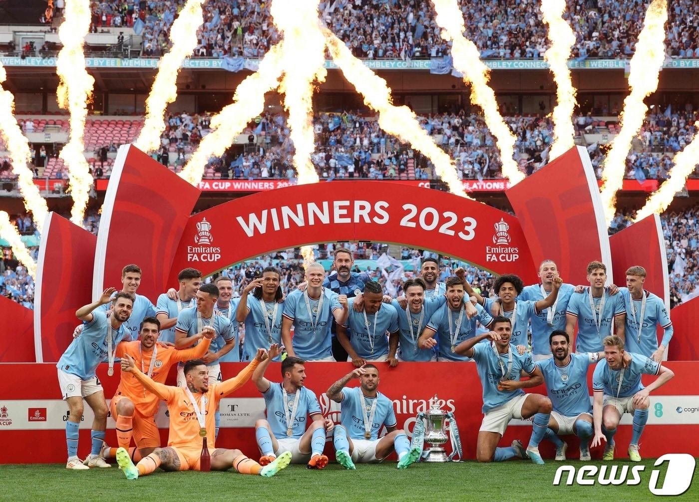 본문 이미지 - FA컵 우승을 차지한 맨시티 선수단ⓒ AFP=뉴스1