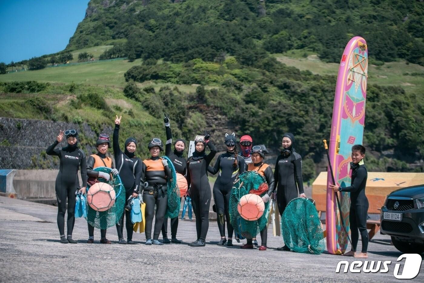 제주관광공사는 제주도와 함께 중국 내륙 지역의 해양 스포츠클럽 관계자를 대상으로 도내 일원에서 제주 해양 특수목적 상품 개발 팸투어를 진행했다고 4일 밝혔다.(제주관광공사 제공)/뉴스1 
