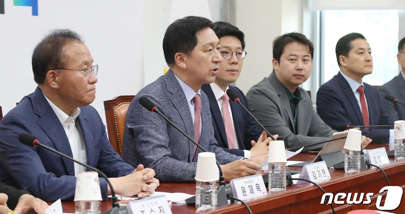 본문 이미지 - 김기현 국민의힘 대표가 4일 오전 서울 여의도 국회에서 열린 긴급 최고위원회의에서 모두발언을 하고 있다. 2023.6.4/뉴스1 ⓒ News1 임세영 기자