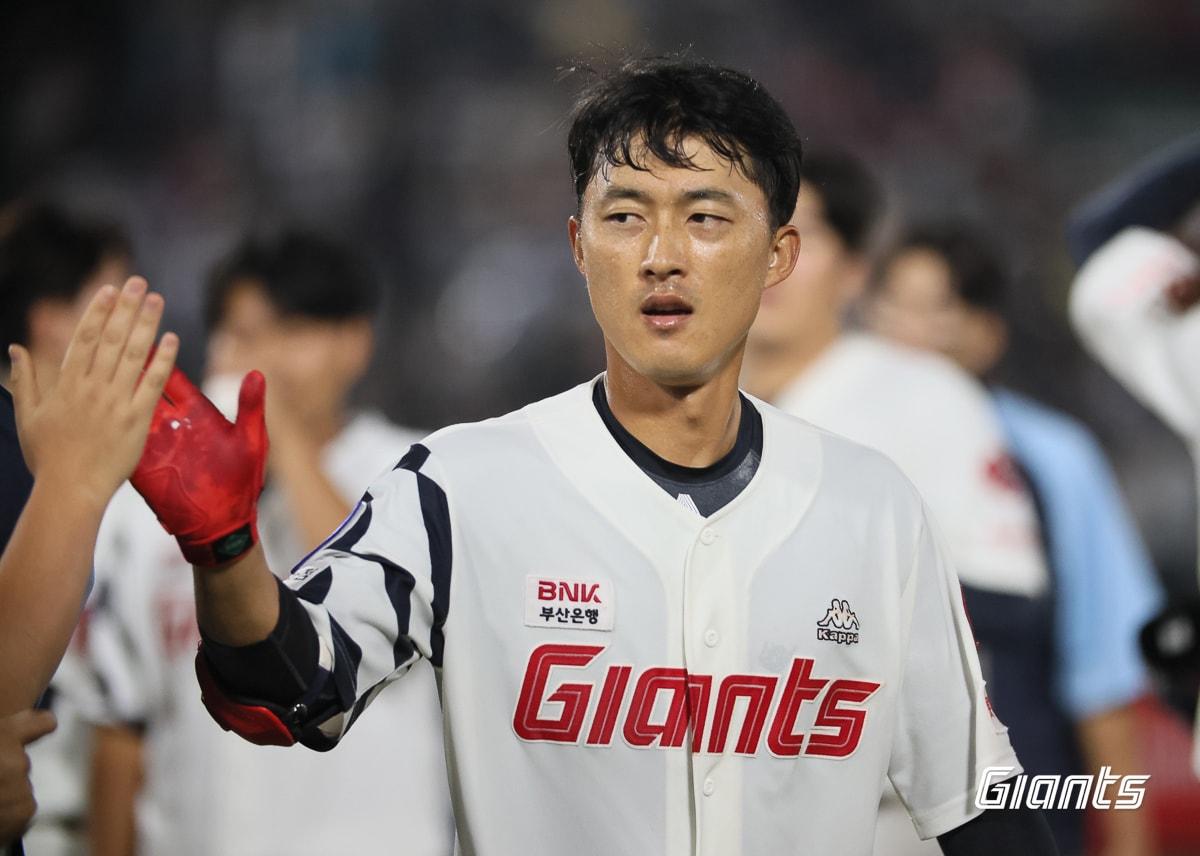 본문 이미지 - 롯데 자이언츠 노진혁은 2023시즌 KBO리그에서 가장 많은 끝내기 안타를 기록했다.(롯데 자이언츠 제공)