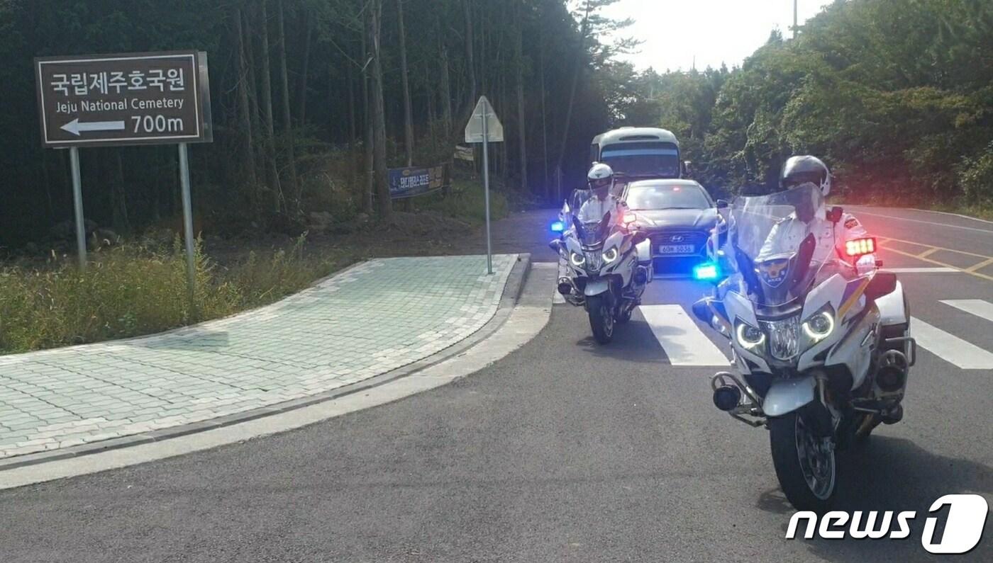  제주경찰이 국가유공자 장례차량을 국립제주호국원까지 에스코트하고 있다.(제주경찰청 제공)/뉴스1
