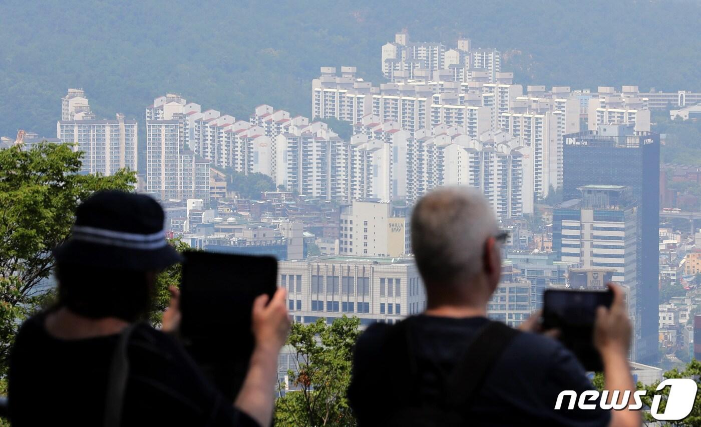 본문 이미지 - 4일 서울 중구 남산 전망대를 찾은 시민들이 도심 속 아파트 단지를 바라보고 있다. 2023.6.4/뉴스1 ⓒ News1 김성진 기자