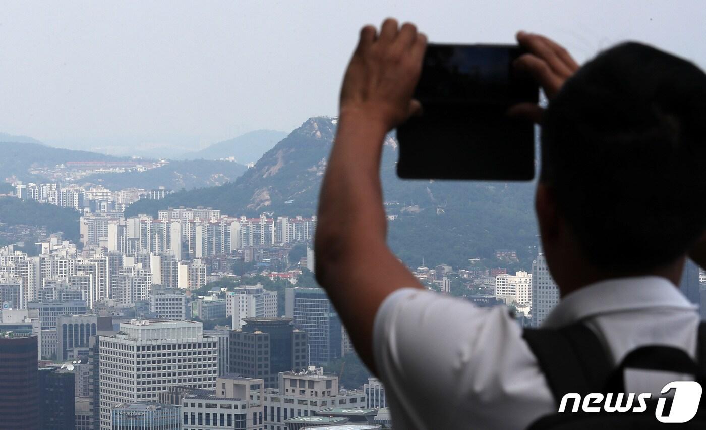 본문 이미지 - 4일 서울 중구 남산 전망대를 찾은 시민들이 도심 속 아파트 단지를 바라보고 있다. 2023.6.4/뉴스1 ⓒ News1 김성진 기자