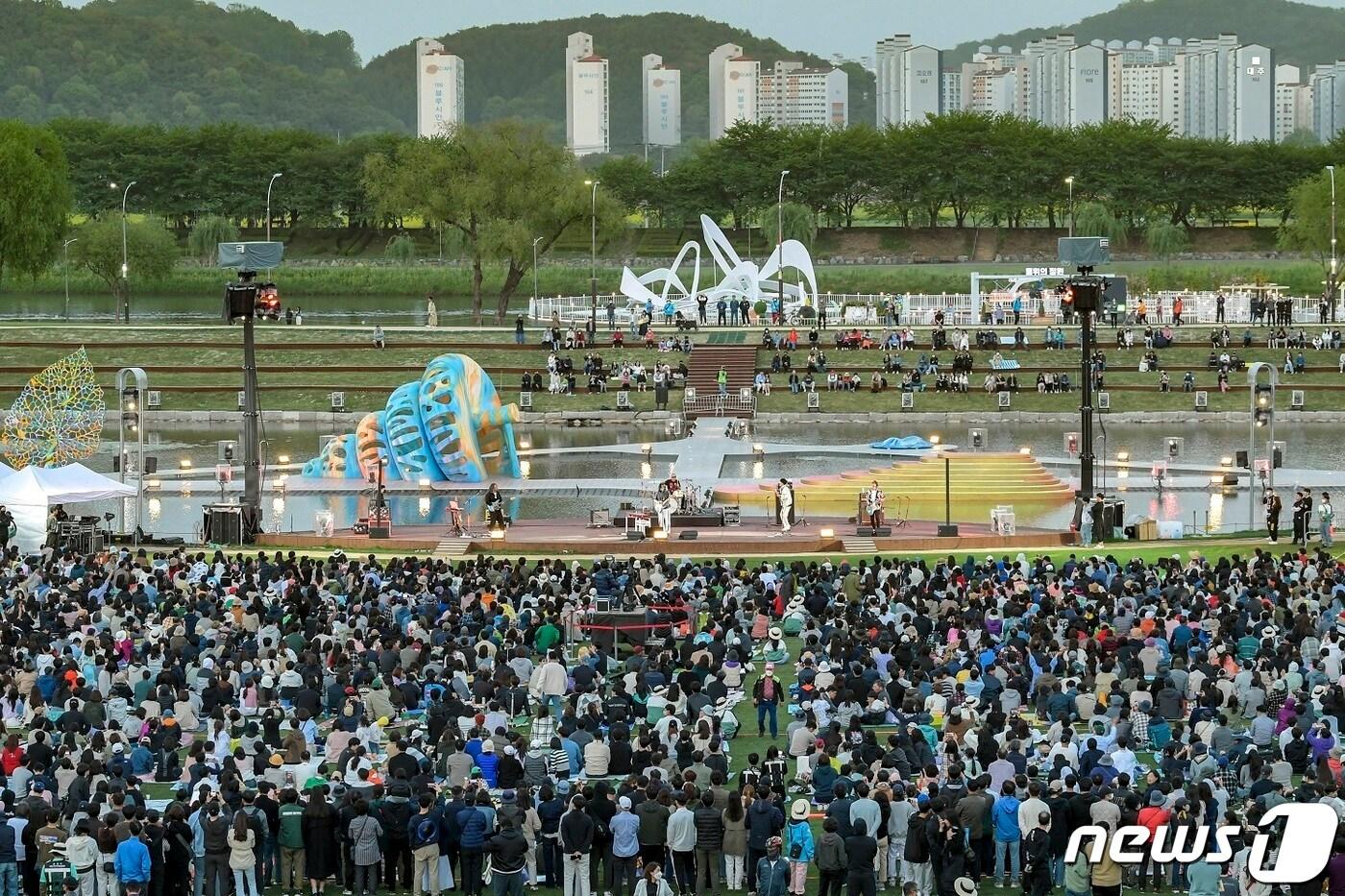 본문 이미지 - 순천만정원박람회 오천그린광장에서 공연하는 윤도현밴드.(순천시 제공)2023.6.4/뉴스1