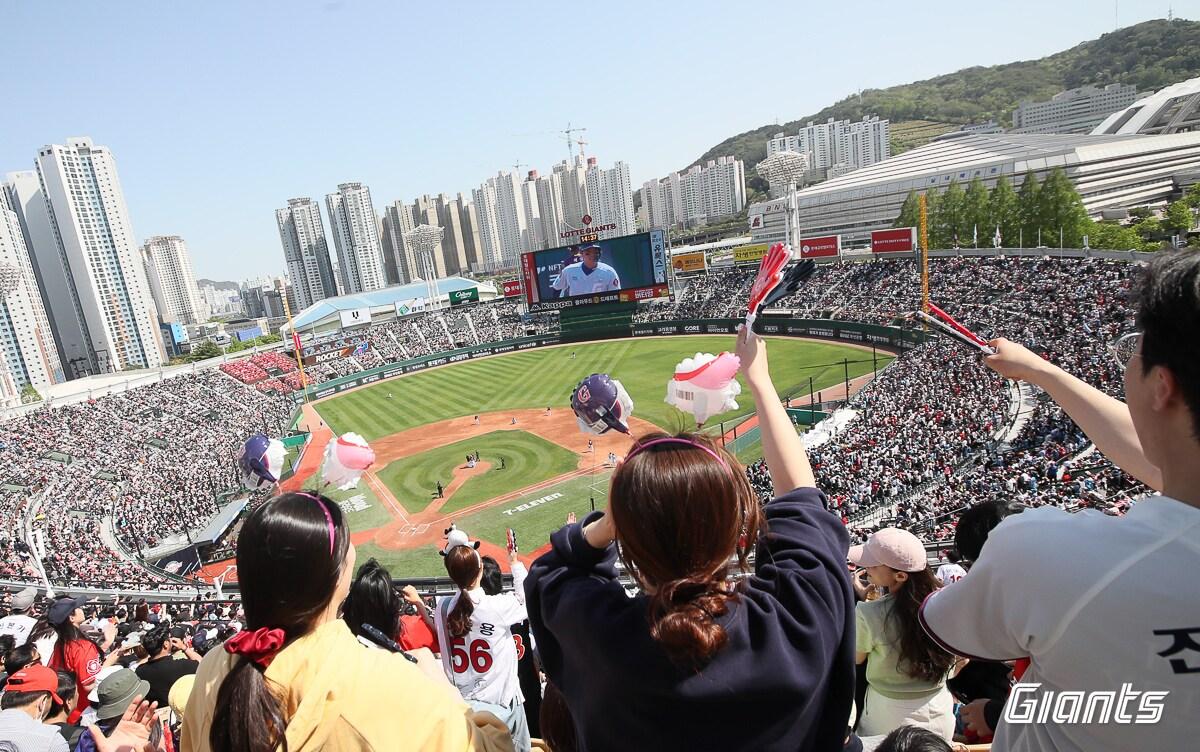 본문 이미지 - 부산 사직구장을 가득 채운 롯데 자이언츠 팬들.(롯데 자이언츠 제공)