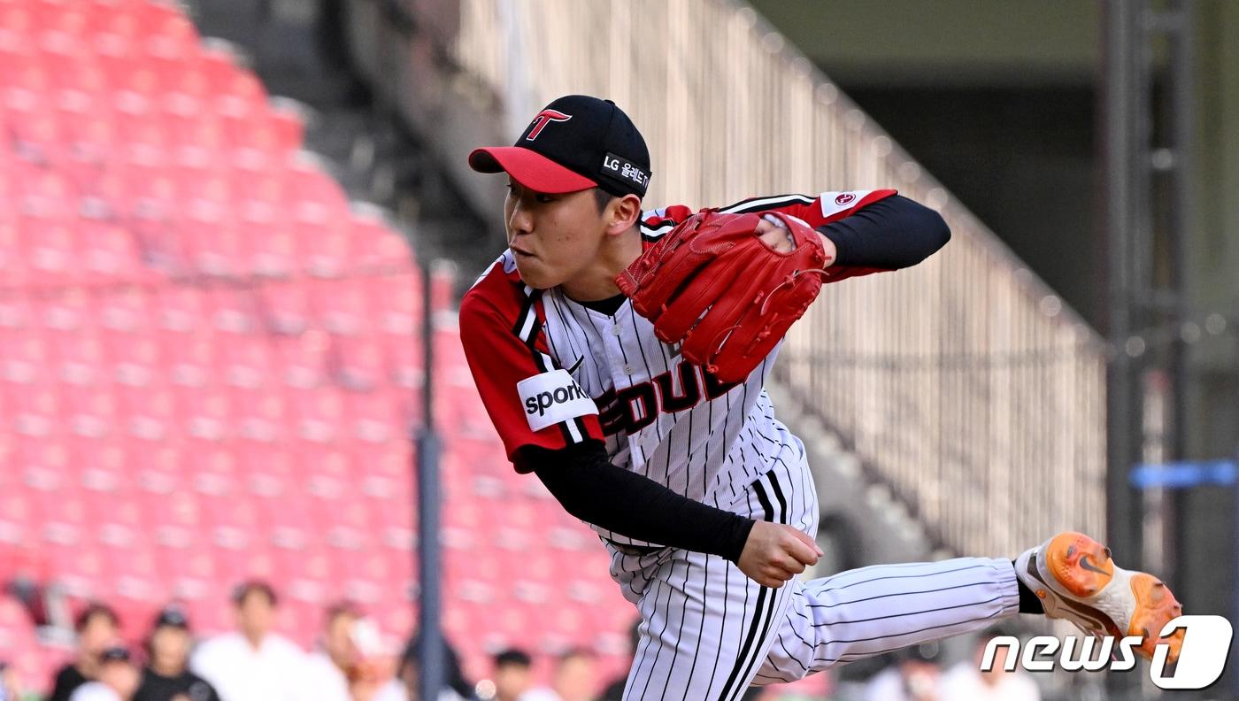 본문 이미지 - 4일 오후 서울 송파구 잠실야구장에서 열린 2023 신한 SOL KBO리그 NC 다이노스와 LG 트윈스의 경기 4회초 NC공격 2사 1루 상황에서 마운드에 오른 LG 박명근이 역투하고 있다. 2023.6.4/뉴스1 ⓒ News1 장수영 기자