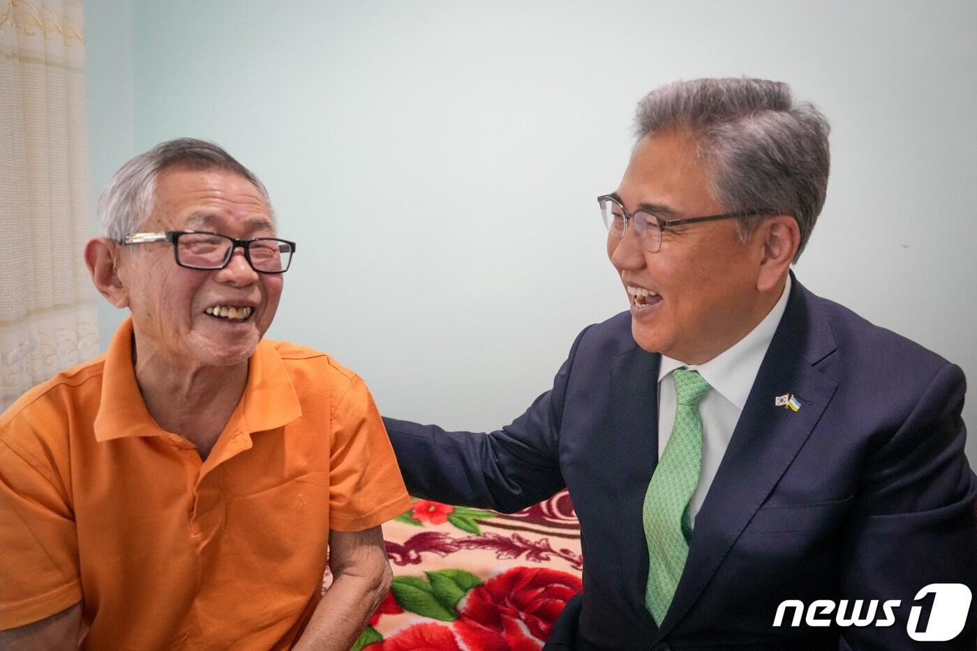 박진 외교부 장관이 3일 우즈베키스탄 타슈켄트 외곽에 위치한 아리랑 요양원을 방문해 고령니 1세대 동포와 얘기를 나누고 있다.(외교부 제공)