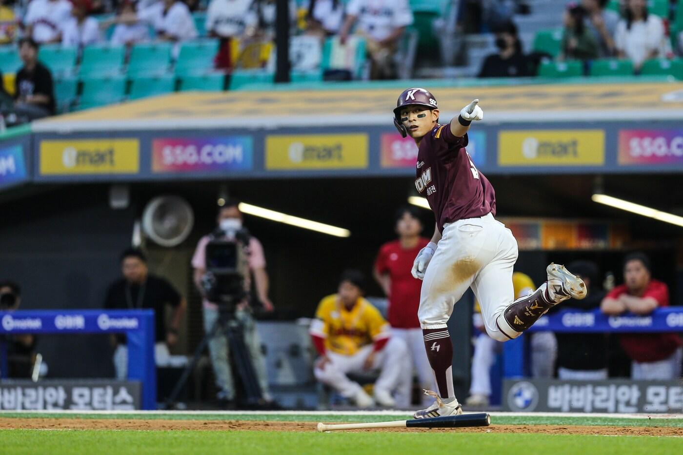 키움 히어로즈 이정후가 4일 인천 SSG랜더스필드에서 열린 2023 신한은행 SOL KBO리그 SSG 랜더스전에서 8회초 동점 솔로포를 터뜨린 뒤 기뻐하고 있다.(키움 히어로즈 제공)