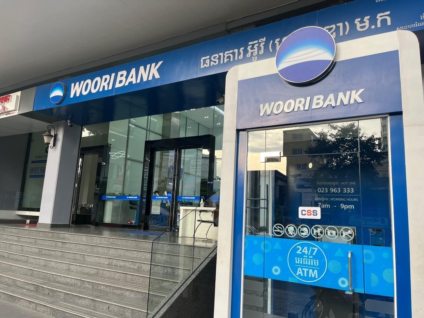 본문 이미지 - 프놈펜 모니봉 거리에 위치한 캄보디아우리은행 본점. /뉴스1 ⓒ News1 신병남 기자