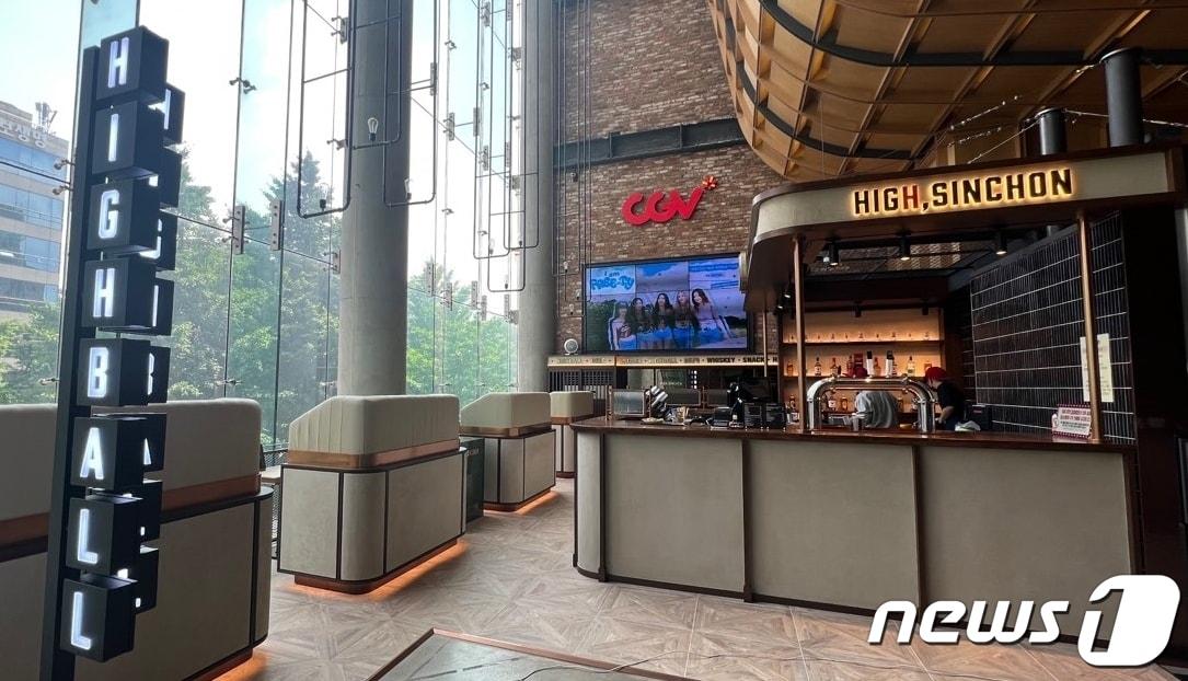 본문 이미지 - CGV 신촌아트레온 2층 하이볼 바 '하이, 신촌' 전경(CGV 제공)