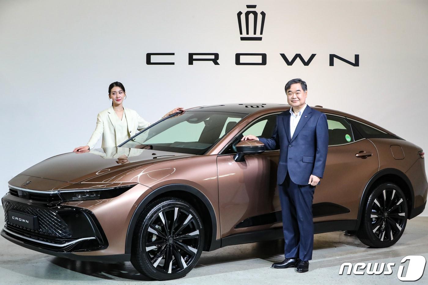 5일 서울옥션 강남센터에서 콘야마 마나부 도요타 코리아 사장과 모델이 플래그십 모델인 ‘크라운 2.4리터 듀얼 부스트 하이브리드 모델’을 소개하고 있다. 2023.6.5/뉴스1 ⓒ News1 허경 기자
