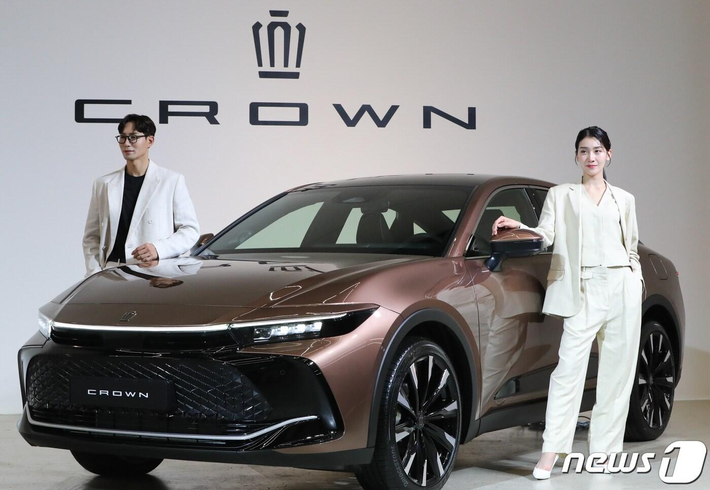 5일 서울옥션 강남센터에서 도요타 코리아 모델들이 플래그십 모델인 ‘크라운 2.4리터 듀얼 부스트 하이브리드 모델’을 소개하고 있다. 2023.6.5/뉴스1 ⓒ News1 허경 기자
