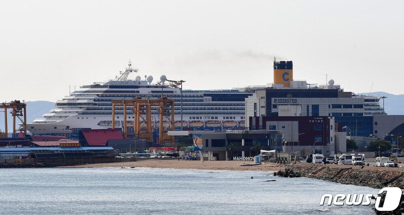 본문 이미지 - 지난해 경북 포항시 영일만항에 입항한 바다 위의 리조트로 불리는 초호화 크루즈 여객선인 코스타세레나호(11만톤급) 모습. (뉴스 1 자료, 제판매 및 DB 금지) ⓒ News1 최챃호 기자