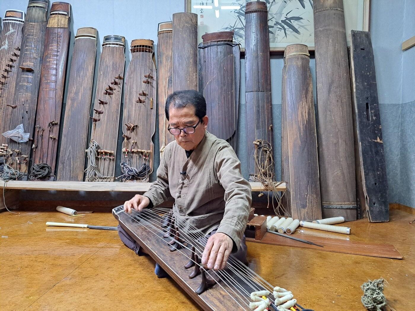 본문 이미지 - 국가무형문화재 악기장 현악기 제작 보유자로 인정 예고된 고수환씨. (문화재청 제공) 
