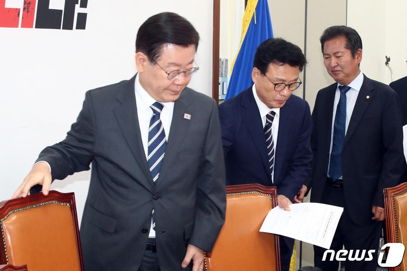 이재명 더불어민주당 대표와 박광온 원내대표, 정청래 최고위원이 5일 오전 서울 여의도 국회에서 열린 최고위원회의에 참석하고 있다. 2023.6.5/뉴스1 ⓒ News1 황기선 기자