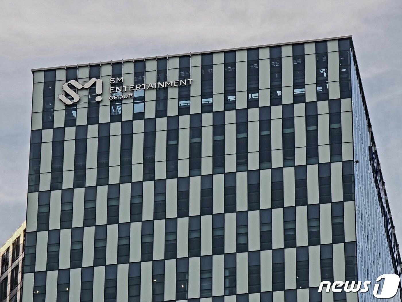 본문 이미지 - 서울 성동구 성수동 SM 엔터테인먼트 그룹 사옥 전경 2023.6.3/뉴스1 ⓒ News1 황덕현 기후환경전문기자