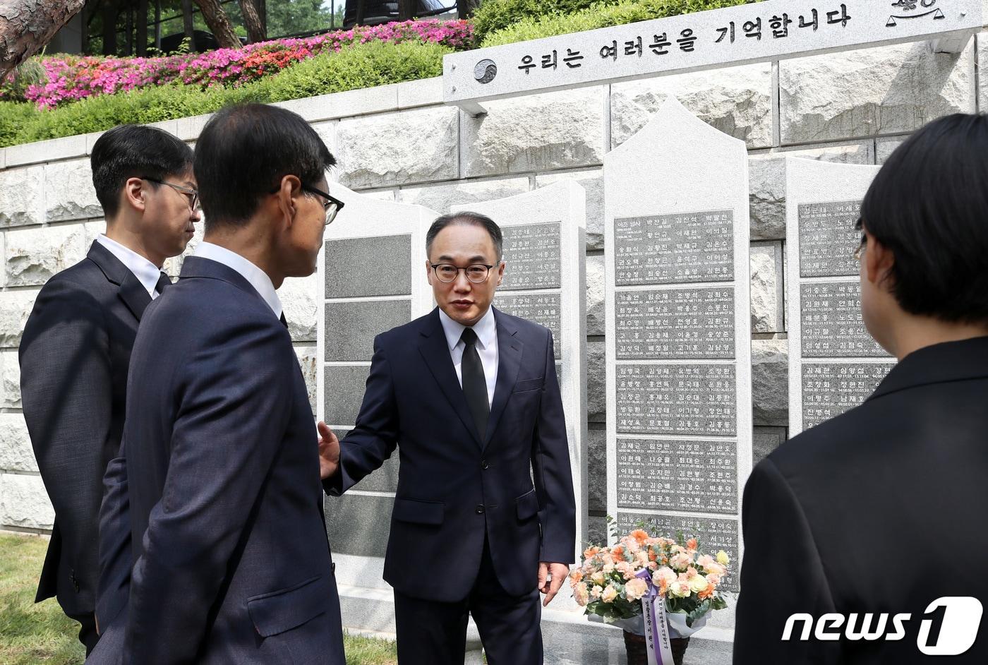 본문 이미지 - 이원석 검찰총장이 현충일을 하루 앞둔 5일 오전 서울 서초구 대검찰청 청사에 마련된 '기억의 벽'을 참배한 뒤 대검 간부들과 대화하고 있다. ⓒ News1 구윤성 기자