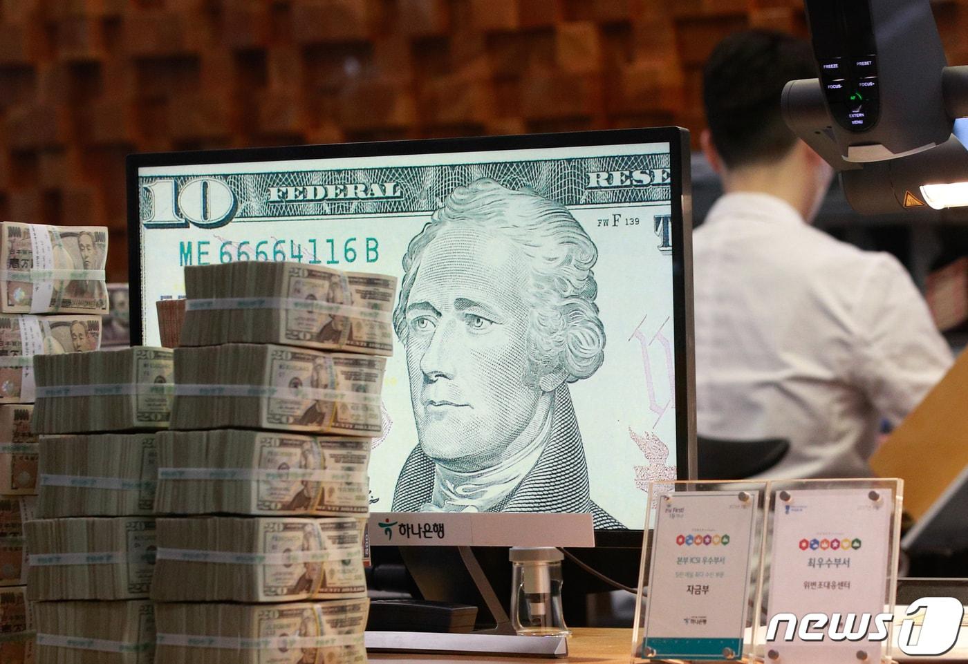 증빙없는 해외송금 한도 7월부터 5→10만달러로 상향 - 뉴스1