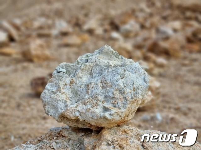본문 이미지 - 충북 영동군 일라이트 원석 / 뉴스1 