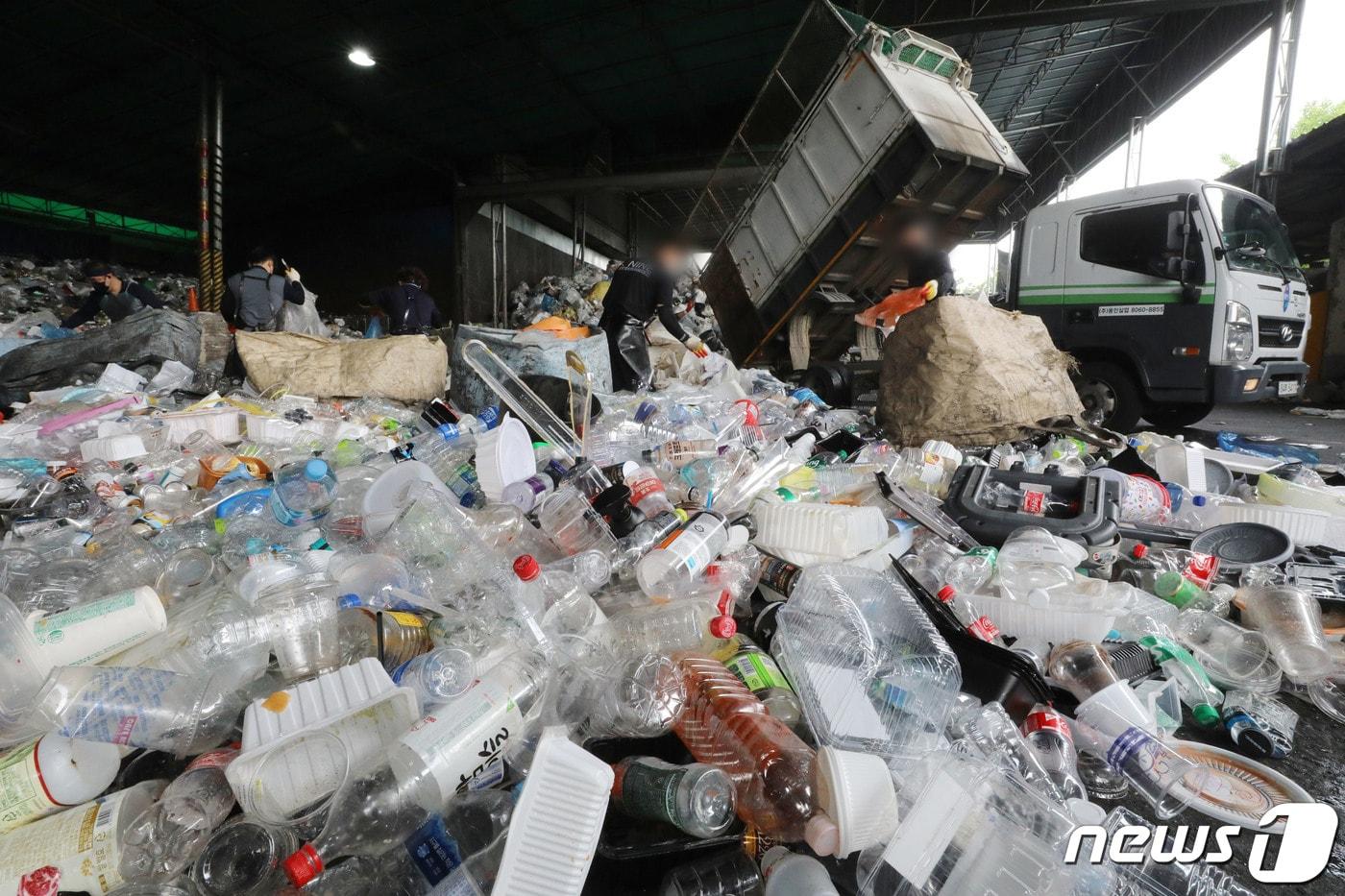 재활용 쓰레기 분류 작업 장면(자료사진) /뉴스1 ⓒ News1 