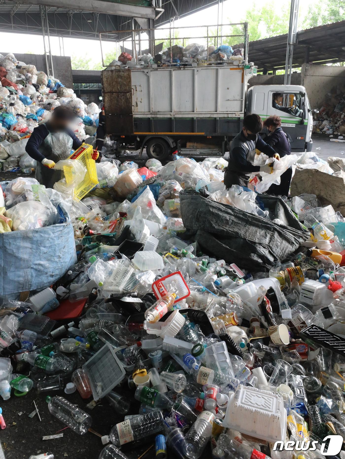 본문 이미지 - 세계 환경의 날인 5일 경기 용인시 처인구 용인시재활용센터에서 관계자들이 재활용 쓰레기 분류 작업을 하고 있다. 2023.6.5/뉴스1 ⓒ News1 김영운 기자
