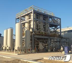 본문 이미지 - 울산신항 항만배후지에 완공된 세계 최대 규모 CO2활용 건식개질 플랜트. 연간 8천톤의 합성가스 생산이 가능하다.