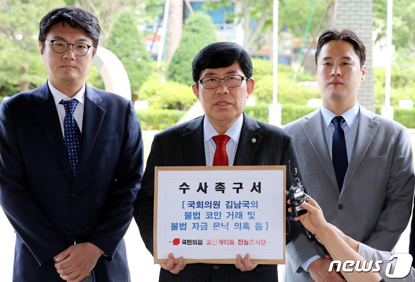 본문 이미지 - 국민의힘 코인게이트 진상조사단 간사를 맡은 윤창현 의원이 5일 오전 서울 양천구 남부지방검찰청에 김남국 의원 불법 코인 거래 및 불법 자금 은닉 의혹 수사촉구서를 제출하기 앞서 취재진 질문에 답변하고 있다. 2023.6.5/뉴스1 ⓒ News1 장수영 기자