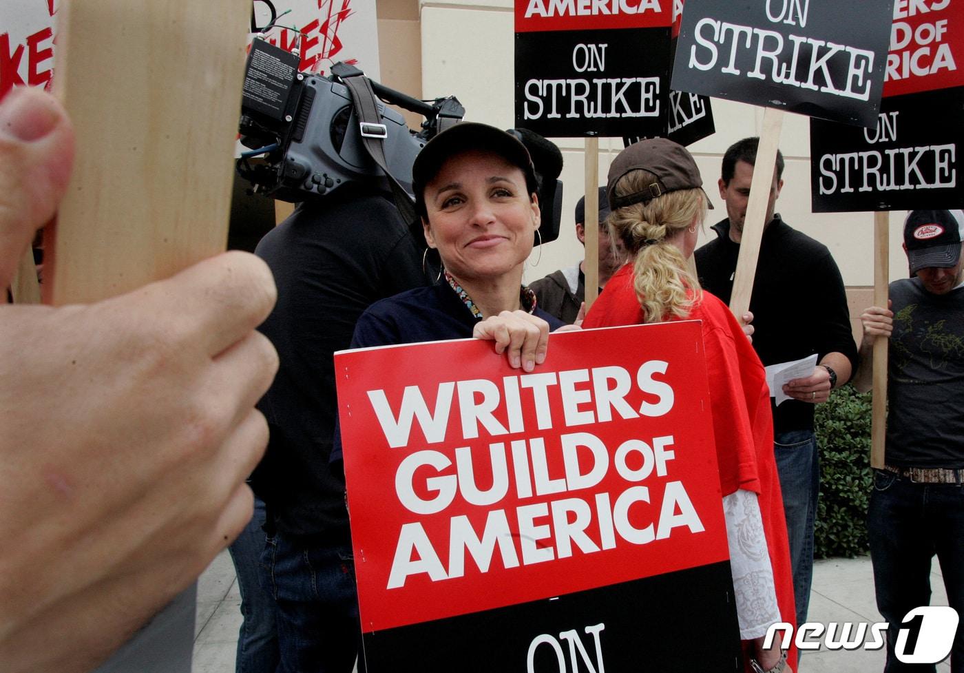 본문 이미지 - 미국작가조합(WGA)를 지지하는 손팻말을 든 할리우드 여배우 줄리아 루이스 드레이퍼스. ⓒ 로이터=뉴스1