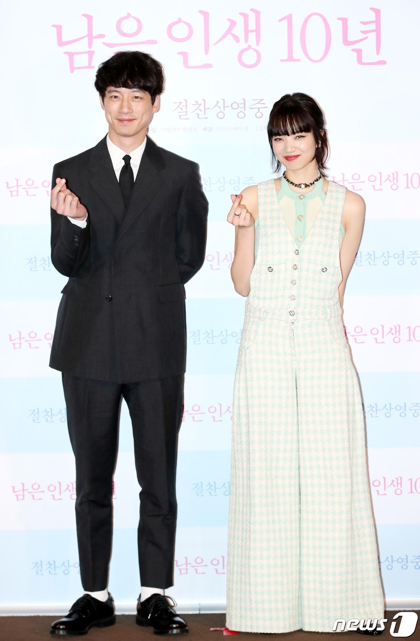 본문 이미지 - 배우 사카구치 켄타로와 고마츠 나나(오른쪽)가 5일 서울 용산구 CGV 용산아이파크몰에서 열린 영화 '남은 인생 10년' 내한 기자간담회에서 포즈를 취하고 있다. '남은 인생 10년'은 스무 살에 난치병을 선고받은 마츠리가 삶의 의지를 잃은 카즈토를 만나 눈부신 사계절을 장식하는 사랑 이야기를 그린 작품이다. 2023.6.5/뉴스1 ⓒ News1 권현진 기자