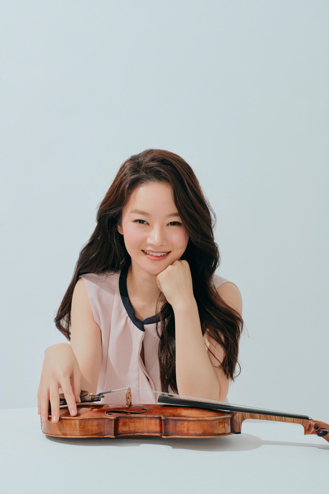 본문 이미지 - 바이올리니스트 김봄소리. (Kyutai Shim / 롯데콘서트홀 제공) 