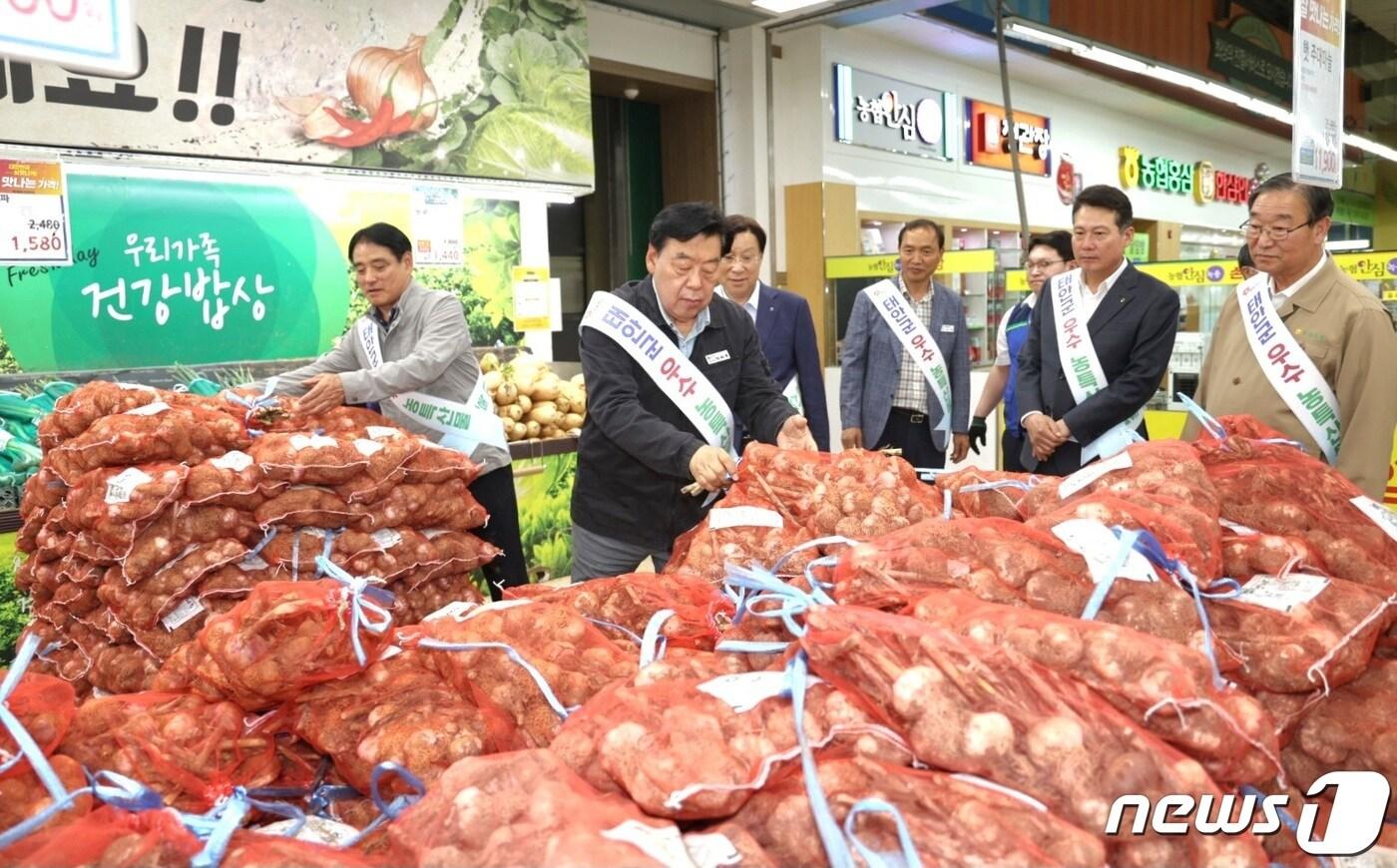 본문 이미지 - 5일 농협 하나로마트 창동점에서 판촉 행사에 나선 가세로 군수 및 농협·향우회 관계자들 모습.(태안군 제공)/뉴스1