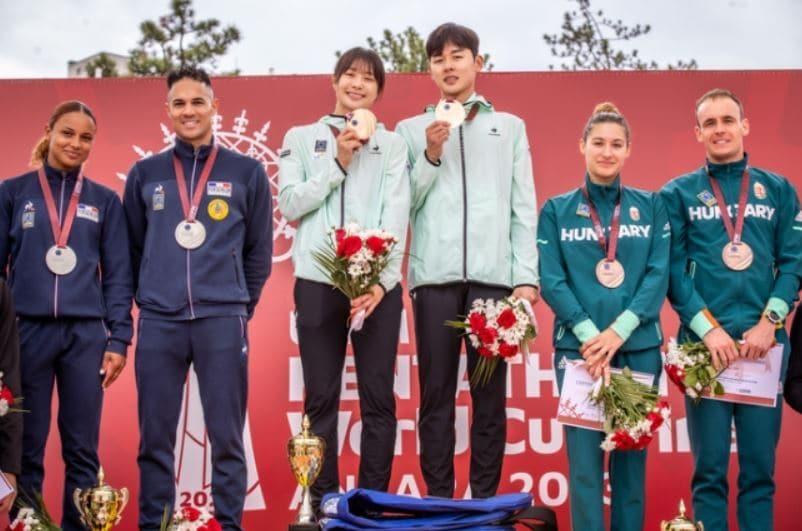 본문 이미지 -  한국 근대5종 대표팀 김선우 전웅태(가운데)가 튀르키예 앙카라에서 열린 월드컵 파이널 혼성계주에서 우승을 차지한 뒤 시상대에서 포즈를 취하고 있다. (대한근대5종연맹 제공)