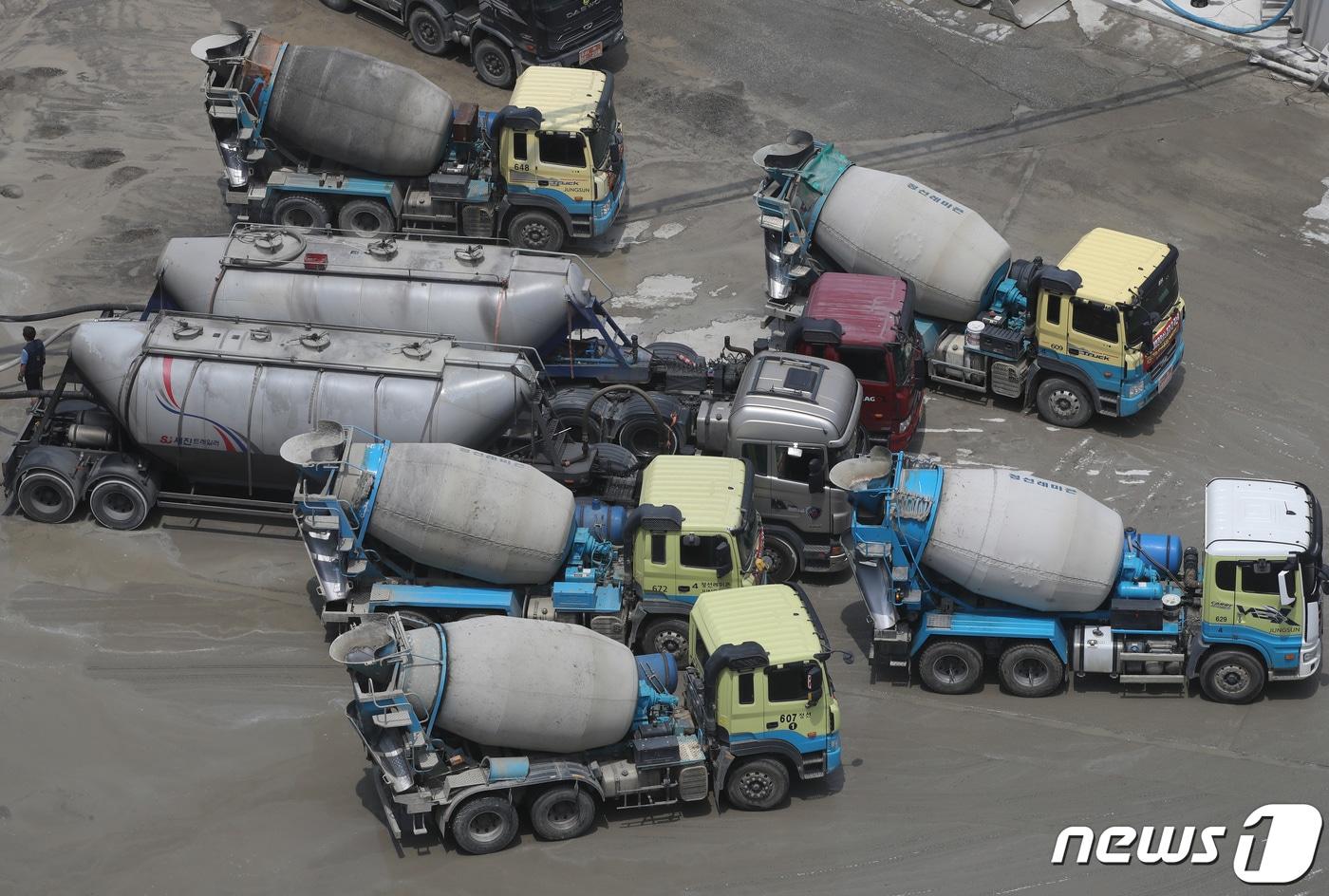 5일 오후 경기도 안양의 한 레미콘 공장에서 믹서트럭이 콘크리트 혼합물을 나르고 있다.  2023.6.5/뉴스1 ⓒ News1 구윤성 기자
