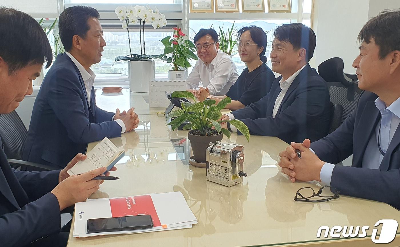 김장호 구미시장(왼쪽 두번째)가 5일 행안부 교부세과를 방문해 지역 현안사업에 대한 설명을 하고 지원을 요청하고 있다. (구미시 제공) 2023.6.5/뉴스