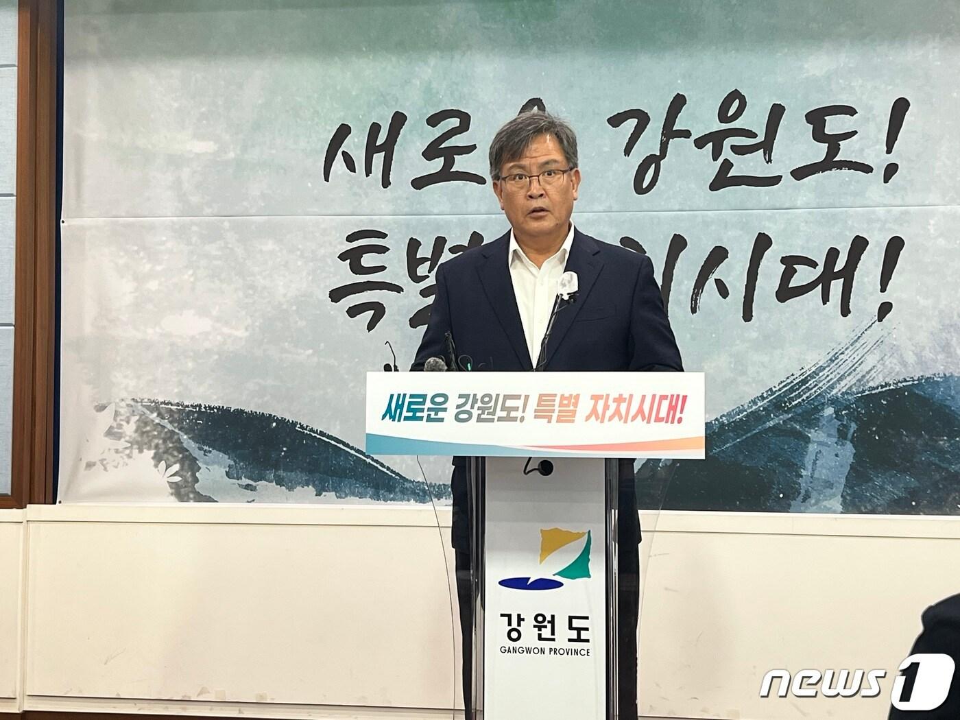 본문 이미지 - 박동주 강원도감사위원장이 5일 도청 브리핑룸에서 기자회견을 열고 동해안권경제자유구역청 망상1지구 개발 사업과 UAM 시제기 사업에 대한 특정감사 결과를 발표하고 있다.2023.6.5. /뉴스1  한귀섭 기자