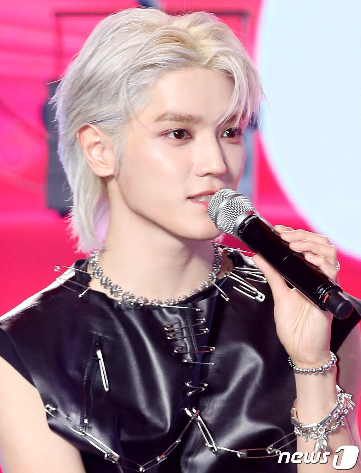 본문 이미지 - NCT 태용이 5일 오후 서울 강남구 에스제이쿤스트할레에서 가진 미니 1집 ‘샤랄라(SHALALA)’ 쇼케이스에서 수록곡 소개를 하고 있다. 2023.6.5/뉴스1 ⓒ News1 권현진 기자