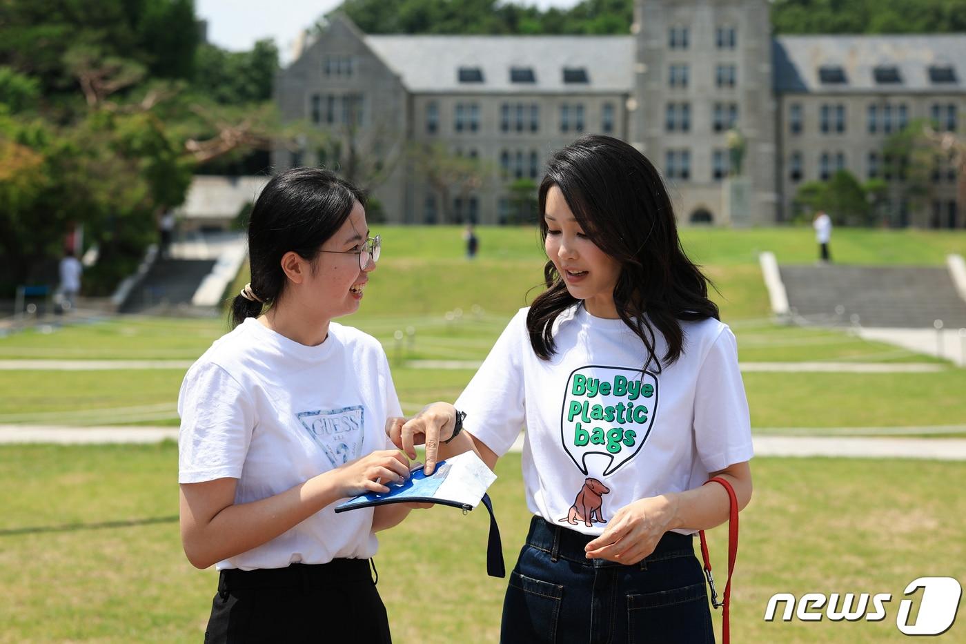 본문 이미지 - 김건희 여사가 지난 6월5일 서울 성북구 고려대 중앙광장에서 열린 바이바이플라스틱(Bye Bye Plastic) 캠페인에서 학생들에게 홍보 물품을 나눠주며 대화하고 있다. (대통령실 제공) 2023.6.5/뉴스1 ⓒ News1 오대일 기자