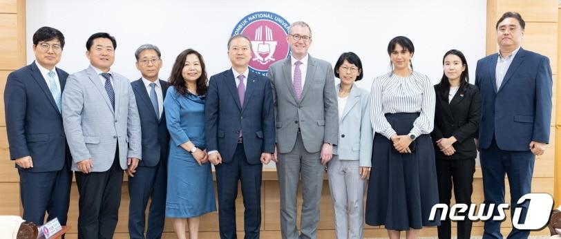 본문 이미지 - 콜린 크룩스 주한 영국대사가 5일 전북대학교를 방문, 국제협력 활성화 방안 등을 논의했다.(전북대 제공)/뉴스1