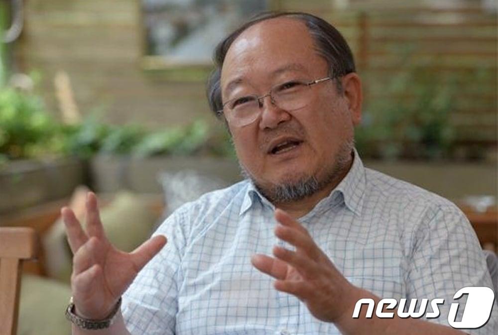 본문 이미지 - 이재명 민주당 대표는 5일 오전 서울 여의도 국회 본청에서 열린 당 최고위원회의에서 "민주당은 당의 혁신 기구를 맡아서 이끌 책임자로 사단법인 다른백년의 이래경 명예이사장을 모시기로 했다＂고 밝혔다. 사진은 민주당 혁신기구 위원장으로 선임된 이래경 다른백년 명예 이사장. (더불어민주당 제공)2023.6.5/뉴스1