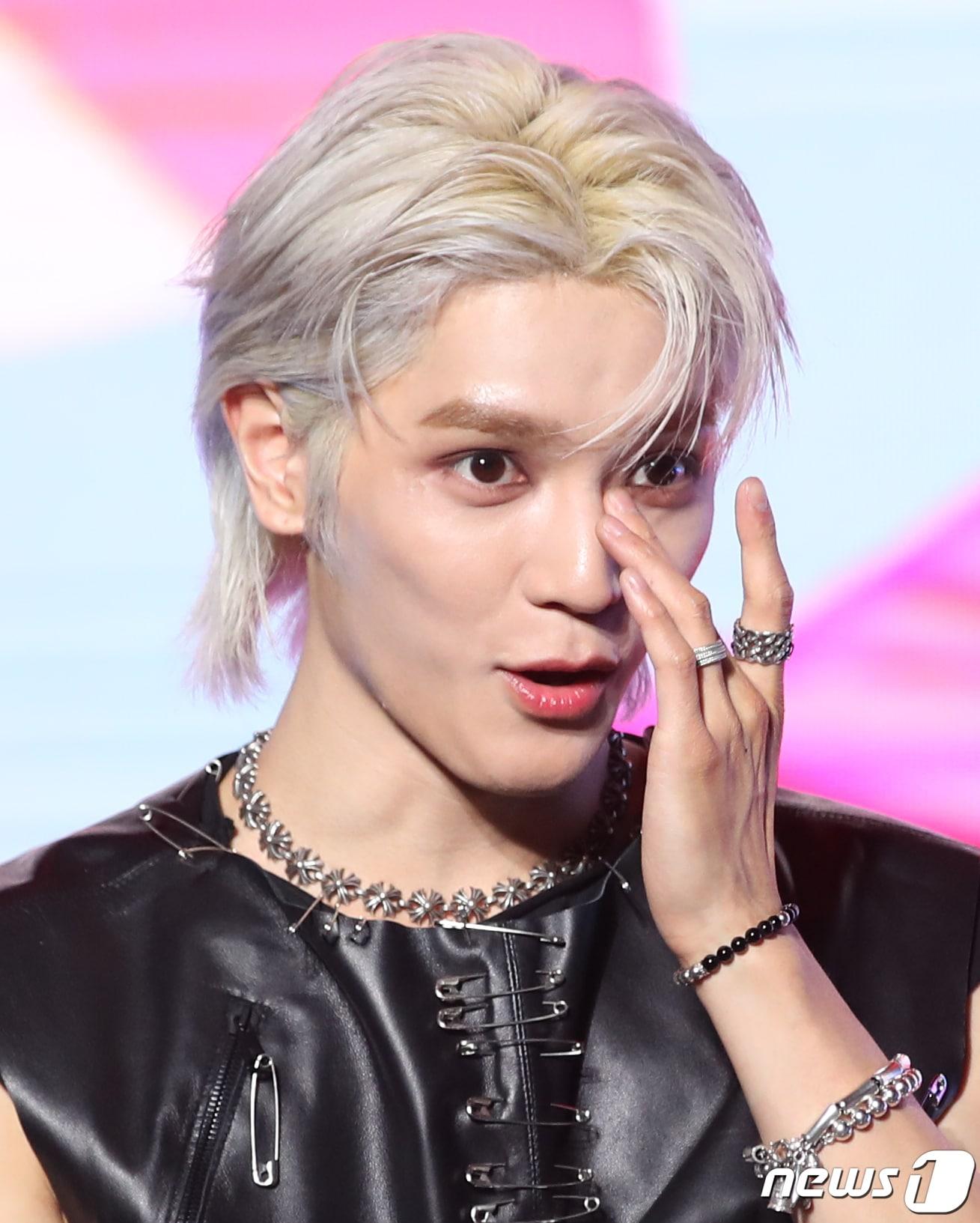 본문 이미지 - NCT 태용이 5일 오후 서울 강남구 에스제이쿤스트할레에서 가진 미니 1집 ‘샤랄라(SHALALA)’ 쇼케이스에서 촉촉해진 눈가를 닦고 있다. 2023.6.5/뉴스1 ⓒ News1 권현진 기자