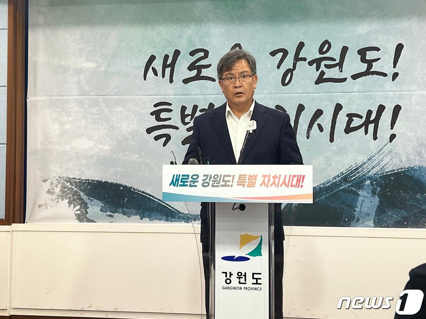 본문 이미지 - 박동주 강원도 감사위원장이 5일 도청 브리핑룸에서 기자회견을 열고 동해안권경제자유구역청 망상1지구 개발 사업과 UAM 시제기 사업에 대한 특정감사 결과를 발표하고 있다.2023.6.5/한귀섭 기자