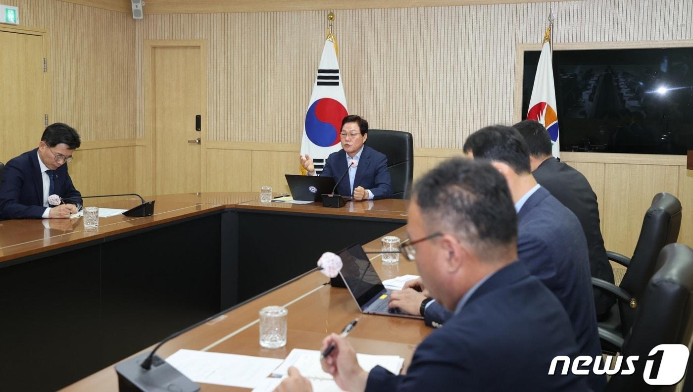 본문 이미지 - 5일 경남 진주의 경남도청 서부청사에서 박완수 경남도지사가 도 실국본부장 회의를 주재하고 있다.(경남도 제공)