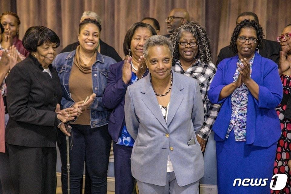 본문 이미지 -  코로나19 팬데믹 기간 미국 세 번째 도시를 이끌었던 로리 라이트풋 전 시카고 시장이 올가을 하버드 대학에서 강의를 시작한다. 시카고가 팬데믹을 극복하는 과정에서 내린 공공 정책 결정에 대해 자세히 다룰 예정이다. 시카고 시장 재임 시절 라이트풋. &#40;로리 라이트풋 페이스북&#41;