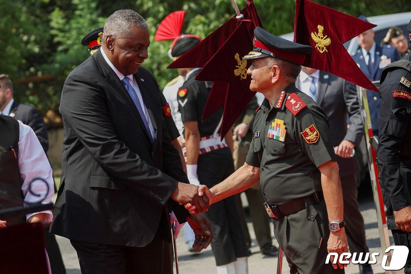 본문 이미지 - 로이드 오스틴 미 국방장관이 5일(현지시간) 인도 뉴델리를 방문해 차우한 인도 참모총장과 만났다. 23.06.05 ⓒ 로이터=뉴스1 ⓒ News1 김예슬 기자