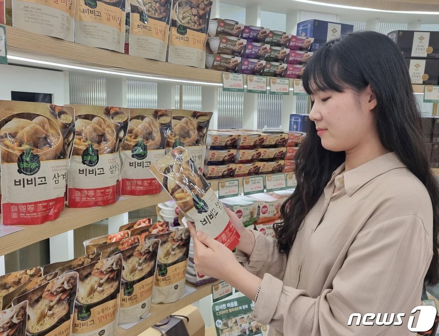 본문 이미지 - 비비고 삼계탕을 살펴보는 고객(CJ제일제당 제공)